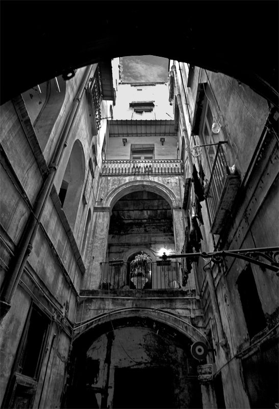Sognando Napoli: cortile 3 napoli, fotografia di Enrico Cortesano